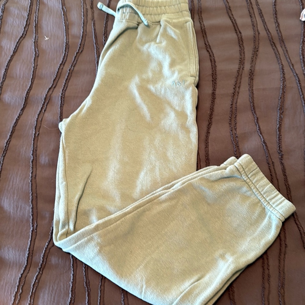 Green girls Abercrombie joggers cute and comfy for fall